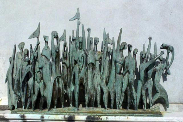 Zoltan BORBEREKI "Protest in Paris" / "Tüntetés" ("Protest"), 1970 - bronze - 90x150 cm (img MontePalaceTropicalGarden2013)