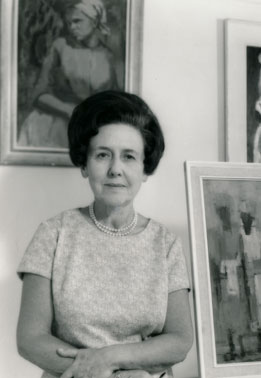Pearl COHEN in front of her paintings, 1970