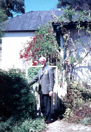 Frank Spears in front of his studio in Constantia, Cape Town, 1961 (img. FF Haenggi from slide)