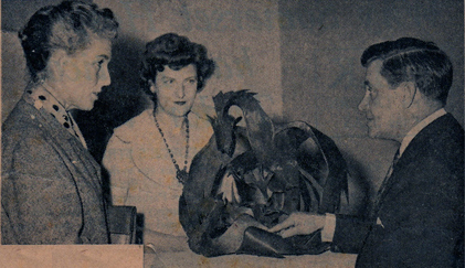 George Jaholkowski discussing "Fighting Cocks" with Countess Anne-Marie Rozwadowsky and Virginia Fortescue (ill. in Cape Argus, Cape Town, 18th August 1959)