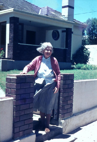 Maggie Laubser 1961 in front of her house ”Altyd Lig” in the Strand (slide by Fernand F Haenggi, 1961 © The Haenggi Foundation Inc.)